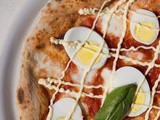 Pizza Rossini con uova sode e maionese