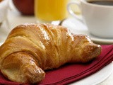 Un croissant a colazione