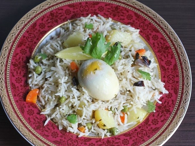 https://verygoodrecipes.com/images/blogs/indian-healthy-recipes/egg-pulao-recipe-how-to-make-easy-egg-pulao-in-pressure-cooker.640x480.jpg