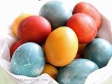 Colouring Easter eggs the natural way