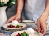 Letnji crumble sa kajsijama, nektarinama i borovnicama