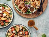 Raskošna panzanella salata: Grilovane breskve, sočni svinjski file i letnja magija na tanjiru