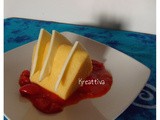 Polenta con fettine di formaggio e pomodoro