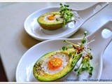 Wielkanocne śniadanie - awokado z jajkiem