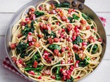 Spaghettoni crumble di noci spinaci speck e melograno
