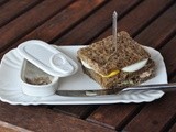 Club sandwich di pane integrale con tonno e burro all’acciuga