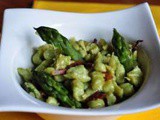 Spätzle ai piselli con asparagi e pancetta croccante