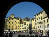 Lucca, la piazza ovale e gli alberi sulla torre pranzo all'  Antica Locanda di Sesto 