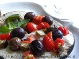 Tranci di pesce spada al forno con olive kalamata, pomodori datterini e melanzane