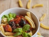 Caserecce con pomodoro ,olive,capperi e basilico