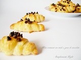 Mini croissant con miele e gocce di cioccolato fondente