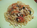 Spaghetti al sugo di triglie, pomodori e capperi