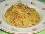 Spaghetti alla chitarra con olive,cipolle,capperi e cetriolini sott’aceto