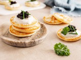 Blinis de pommes de terre maison, crème fraîche et caviar