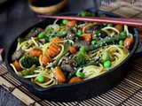 Nouilles chinoises sautées aux légumes et boeuf, recette rapide