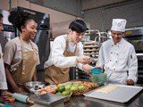 Offrir un atelier culinaire à Paris : le cadeau gourmand parfait