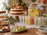 Organiser un buffet d’anniversaire avec un gobelet personnalisé en plastique