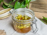 Pickles de bourgeons d’ail des ours au miel