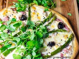 Pizza aux asperges et mozzarella