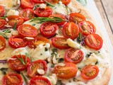 Pizza aux tomates cerises et roquefort