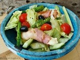 Salata cu telemea infasurata in bacon si dressing de otet balsamic de zmeura