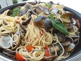Spaghetti with clams and cherry tomatoes