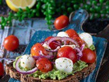 Avocado toast caprese : tartine avocat, tomates et mozzarella (facile et rapide)