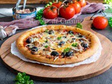 Pizza au thon et champignons sur la pierre
