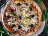 Pizza margherita maison, pâte croustillante et mozzarella fondante