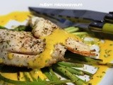 Op het vel gebakken zeebaarsfilet met curcuma sabayon en gegrilde wilde asperges