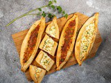 Turkish cheese pide – Peynirli pide
