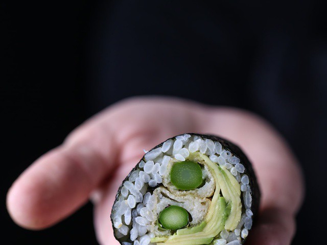 https://verygoodrecipes.com/images/blogs/olives-for-dinner/vegan-asparagus-sushi-rolls.640x480.jpg