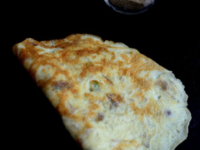 https://verygoodrecipes.com/images/blogs/padhuskitchen/easy-egg-omelette-recipe-basic-south-indian-omelet.640x480.jpg