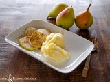 Gelato allo zenzero su un letto di pere alla cannella - Ginger ice cream on a bed of pears with cinnamon
