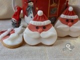 Biscotti Babbo Natale, semplici cuori di frolla alla cannella decorati con pdz ^_