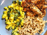 Assiette de midi : poulet, courgettes au curry et pâtes