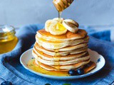 Resep Banana Pancake Dengan Kombinasi Topping Buah dan Madu yang Sehat