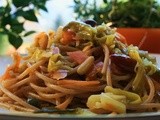 Spaghetti integrali al nitukè di verza e carote, con mandorle e pinoli