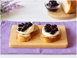 Crostoni mozzarella e mirtilli