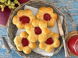 Brioches fatte in casa “fior di fragola” (vegane, senza burro)