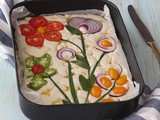 Focaccia morbida decorata con verdure: ricetta facile e veloce con lievito secco