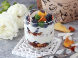 Parfait di yogurt, granola e mirtilli: ricetta veloce per una colazione sana