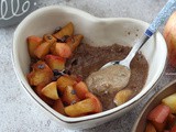Porridge al cioccolato proteico con mele caramellate