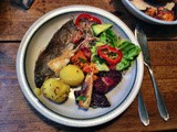 Forellenfilet,gemischter Salat,Ofengemüse,Kartoffeln,p
