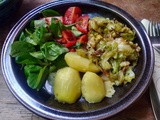 Geschmorter Spitzkohl,Salzkartoffeln,Salate, vegan