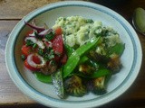 Kartoffelstampf mit Lowenzahn,Brokkoli-Kaiserschoten,Tomatensalat, vegan
