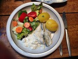 Marinierter Hering,gemischter Salat,Kartoffeln,p
