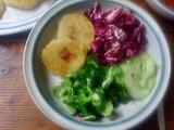 Resteverwertung (gebratene Kloßscheiben) und Salate, vegan