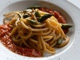 Spaghettoni con asparagi in crema di pachino