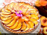 Crostata con panna cotta e pesche fresche